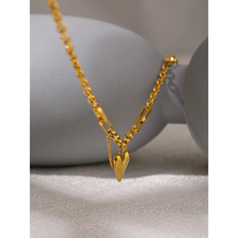 Intricate heart necklace Gold